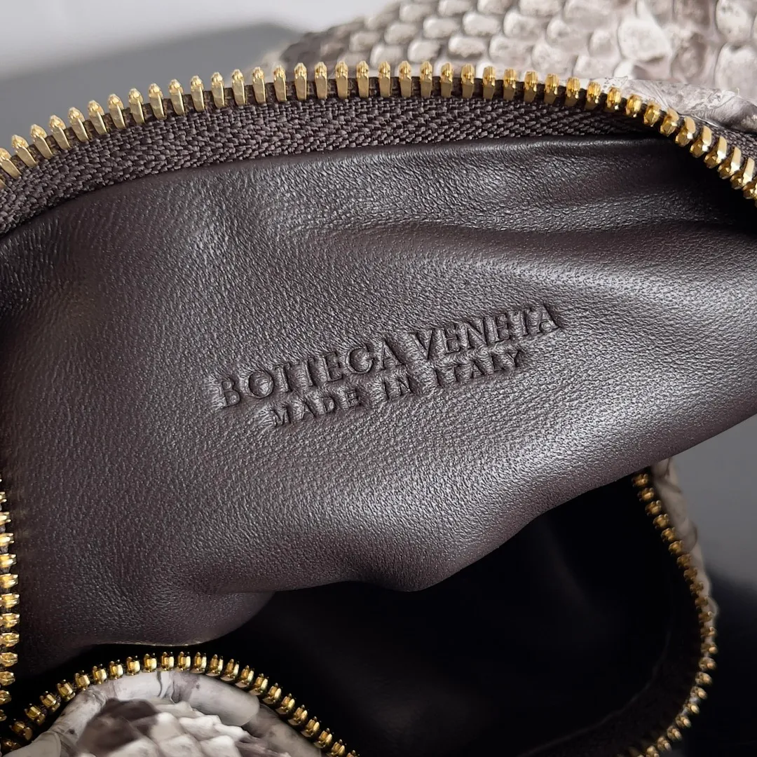 Batch 2760 Bottega Veneta python skin Jodie, this kind of rare leather bag always makes people feel difficult to control, but in fact, the simpler the clothes, the more natural and wild beauty of the bag can be shown. Jodie is a classic model of BV family. This time the python skin breaks the original cute and sweet style. It must be said that the designer's bold attempt has created a different kind of beauty. The representative spirit of python is strength and mystery, which corresponds to the beautiful quality of modern women's independence and strength. Style number: 789246 Size: 23*15*5cm